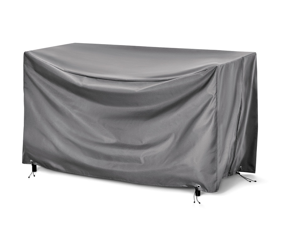Sivý prémiový krycí obal na veľké lounge pohovky zakrýva nábytok.
