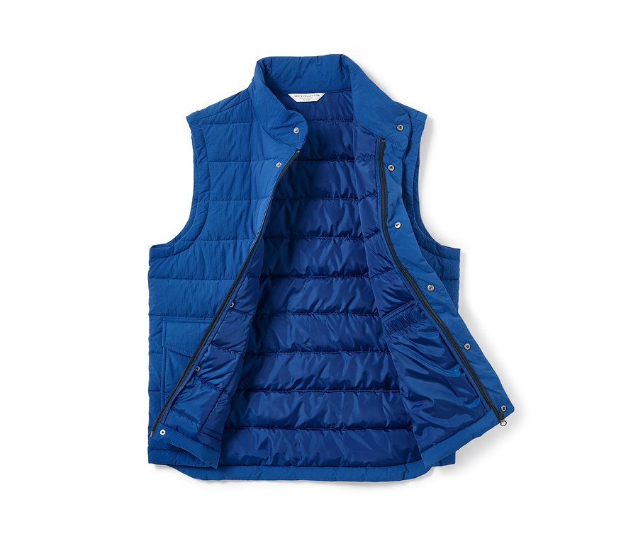Otvorená modrá prešívaná vesta.