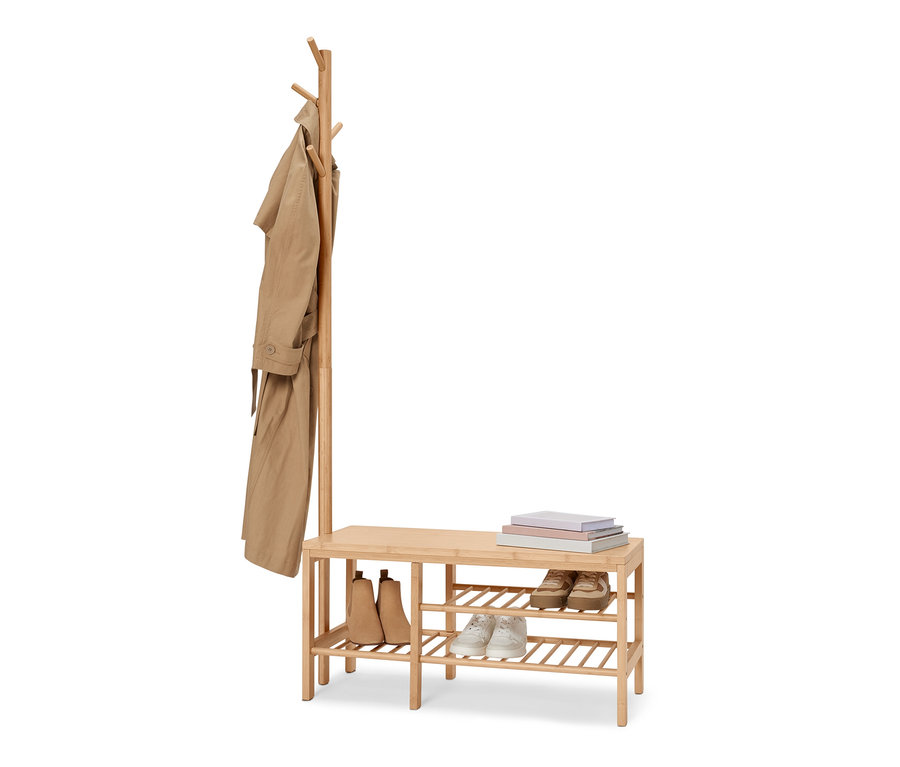 Lavica s vešiakom do predsiene z bambusu s topánkami a knihami.