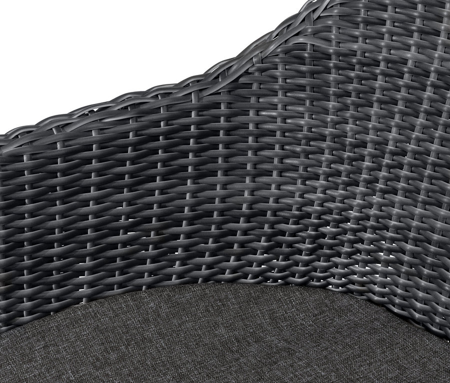 Detail škrupinovej stoličky s polyratanovým výpletom a sivým látkovým sedákom.