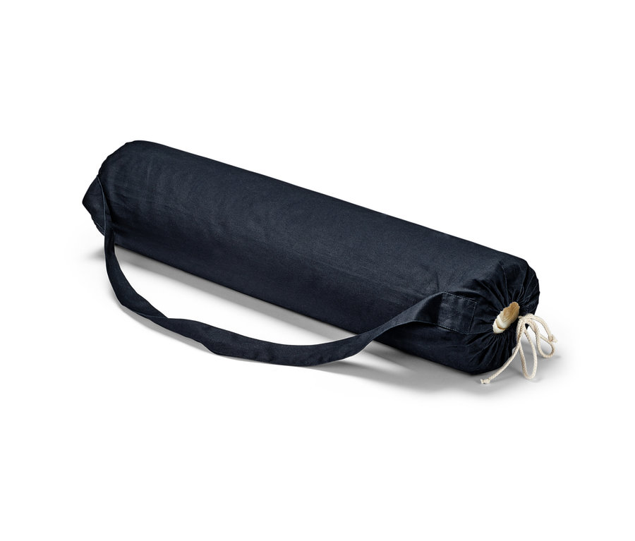 Zrolovaná podložka na jogu so strižnou vlnou v tmavomodrom obale s popruhom.