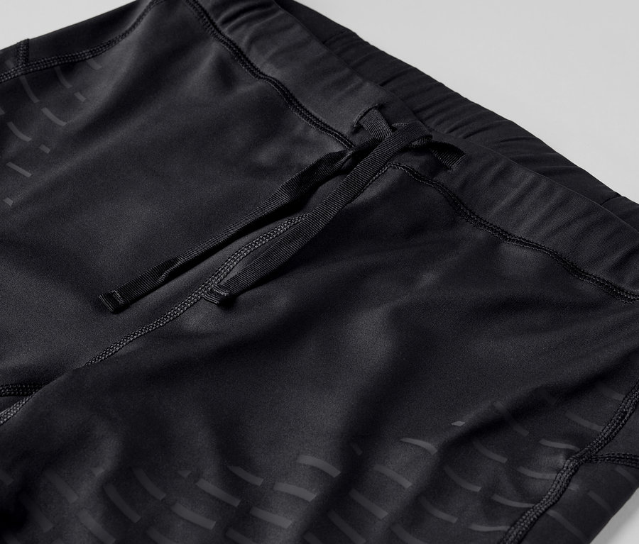 Detailný záber na čierne bežecké legíny.