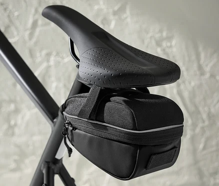 Čierna taška pod sedadlom bicykla pripevnená k sedadlu bicykla.