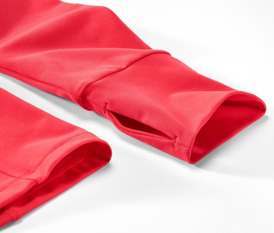 Detail červenej športovej bundy.