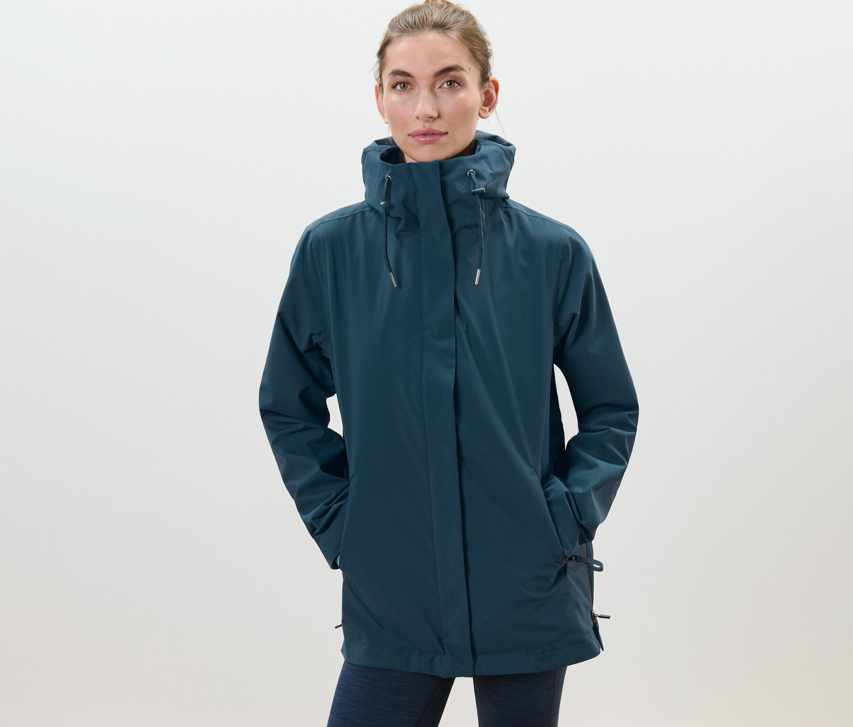 Žena má na sebe bundu do dažďa 3 v 1.