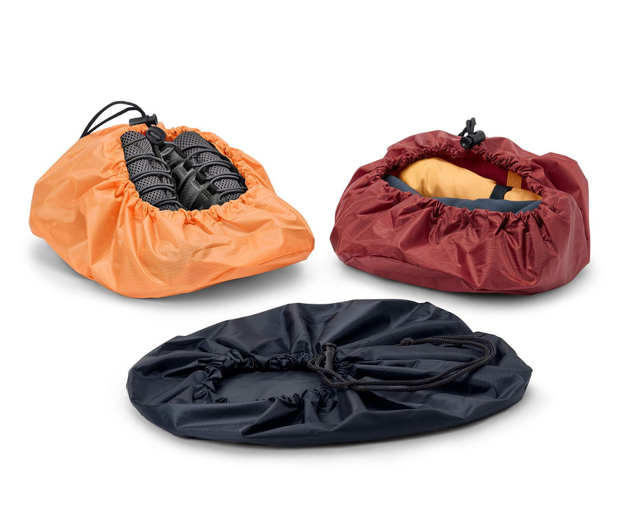 Tri vrecká v oranžovej, bordovej a tmavomodrej farbe.