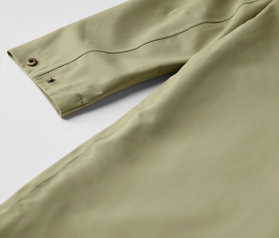 Detail khaki pršiplášťa.