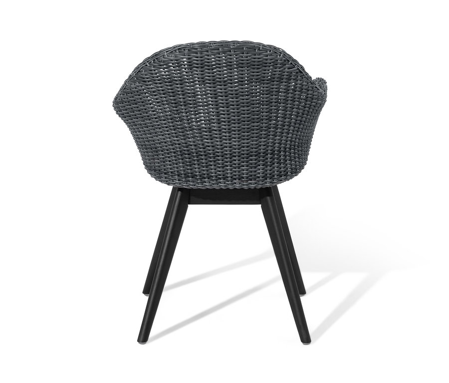 Pohľad zozadu na škrupinovú stoličku s polyratanovým výpletom.