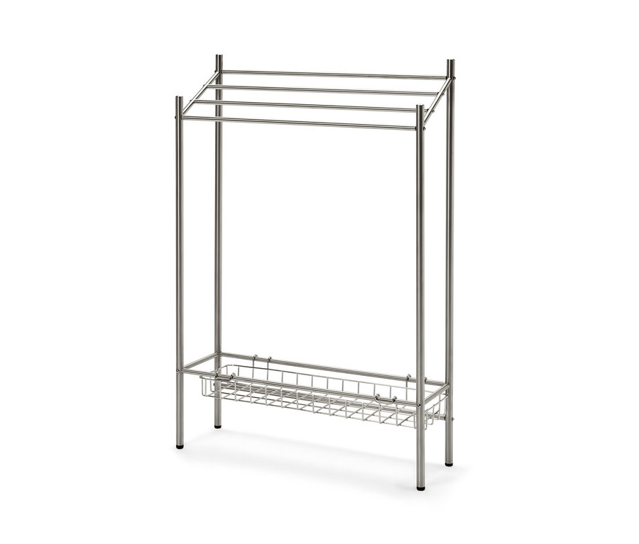 Strieborný kovový držiak na uteráky s tromi tyčami hore a drôteným košom dole.