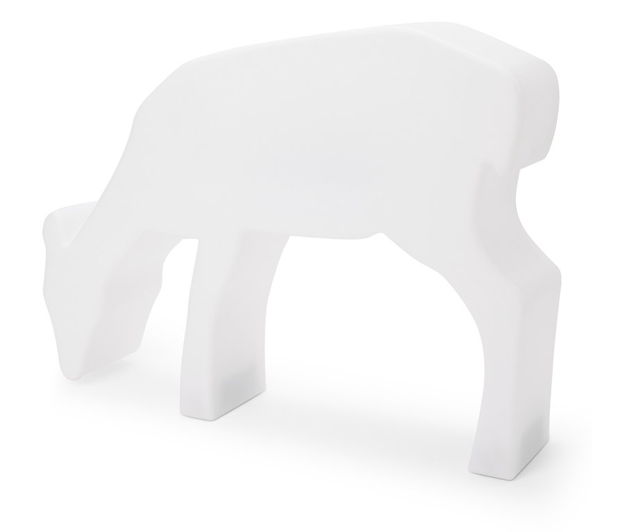 Biela soška jeleňa pasúceho sa na bielom pozadí.