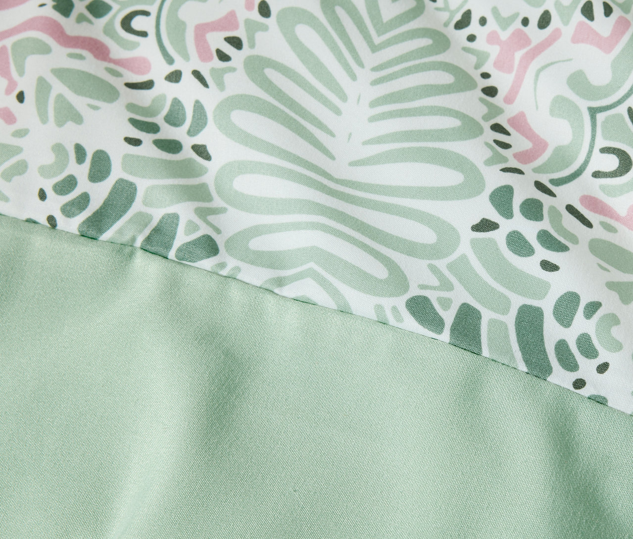 Detail zelenej posteľnej bielizne z mikrovlákna štandardnej veľkosti s potlačou.
