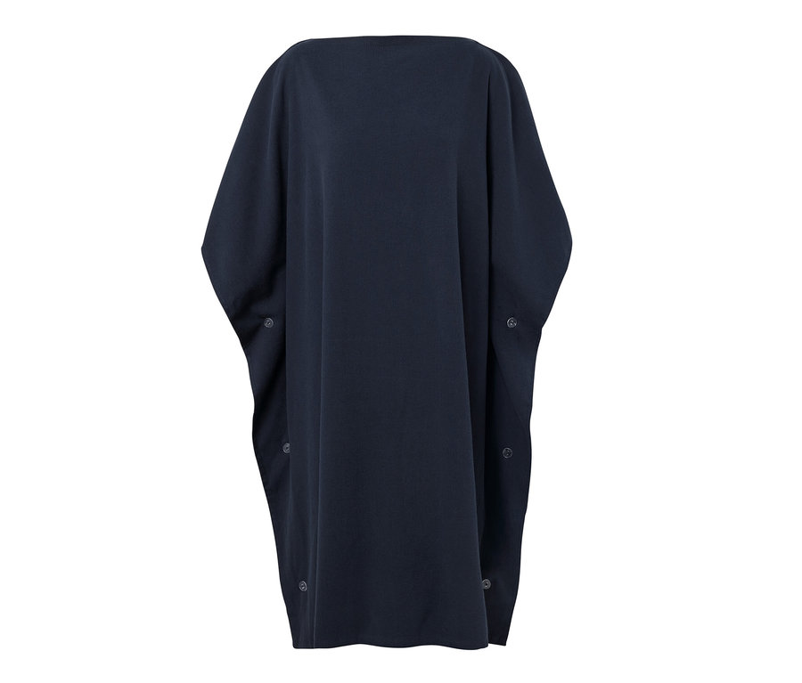 Tmavo modrá osuška a pončo 2 v 1 s gombíkmi na bokoch.