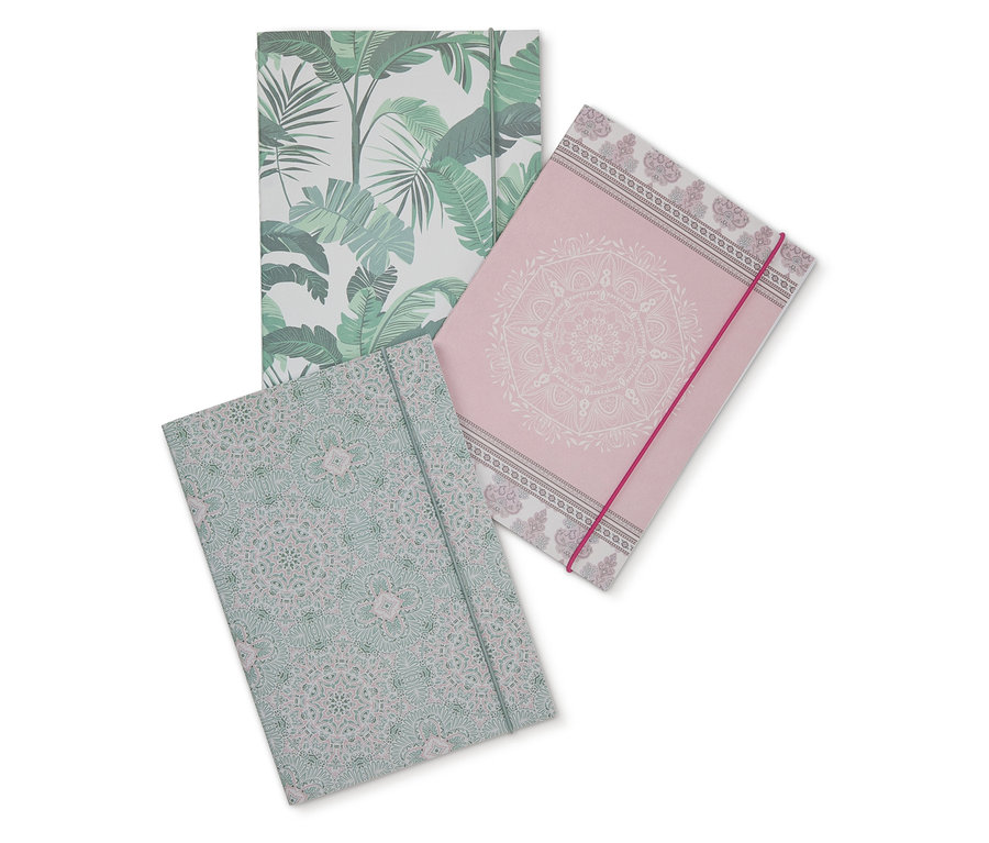 Tri poznámkové bloky s rôznymi vzormi.