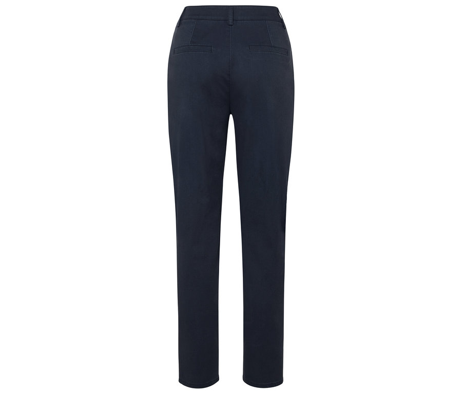 Pohľad zozadu na tmavomodré nohavice.