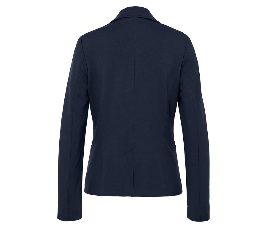 Pohľad zozadu na tmavomodré sako.