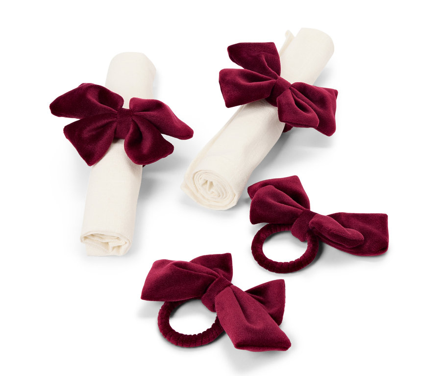 Dva obrúsky s bordovými zamatovými mašľami a dva samostatné krúžky na obrúsky s bordovými mašľami.