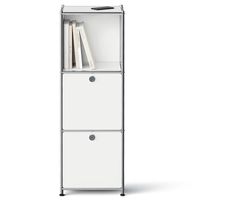 Biely úložný modul s dvomi zásuvkami a otvorenou hornou policou s knihami a telefónom.