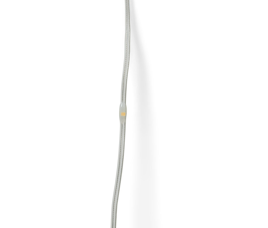 Detail sivého kábla s LED svetlom v strede.