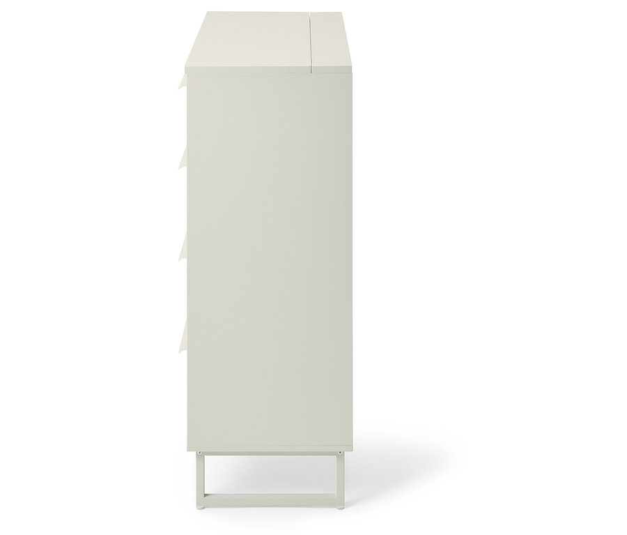 Biely prádelník s úzkymi zásuvkami a kovovými nohami.