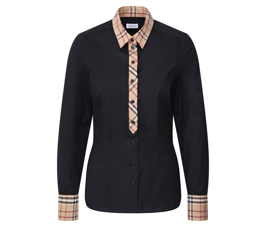Čierna košeľa s dlhými rukávmi má golier a manžety s károvaným vzorom.