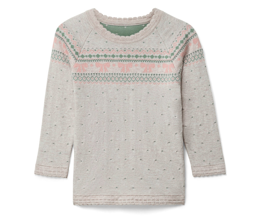 Detail svetra s dlhými rukávmi s ozdobným lemom a žakárovým vzorom v ružovej a zelenej farbe na sivom pozadí.