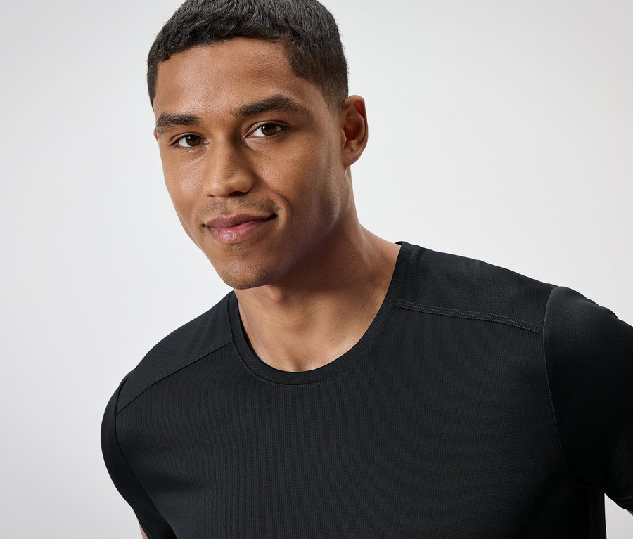 Portrét muža v čiernom tričku.