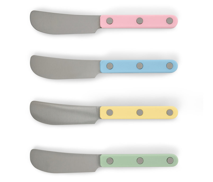 Štyri nože na maslo s farebnými rukoväťami v ružovej, modrej, žltej a zelenej farbe.