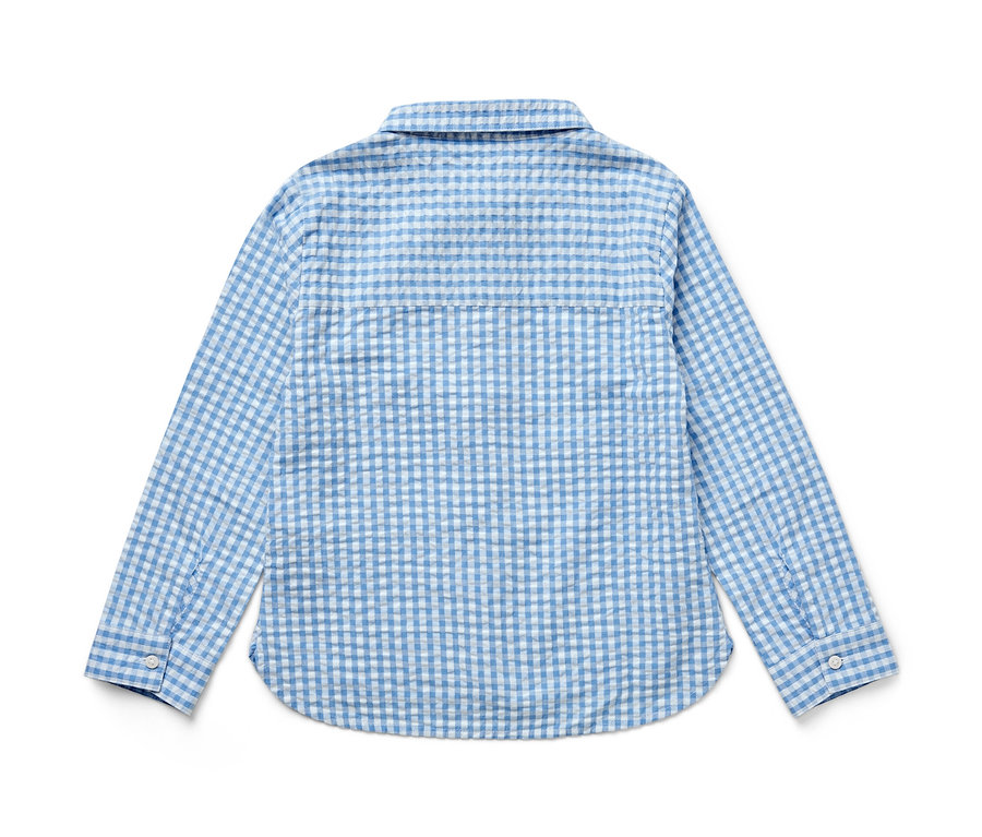 Modrá kockovaná detská košeľa s dlhým rukávom leží na bielom pozadí.