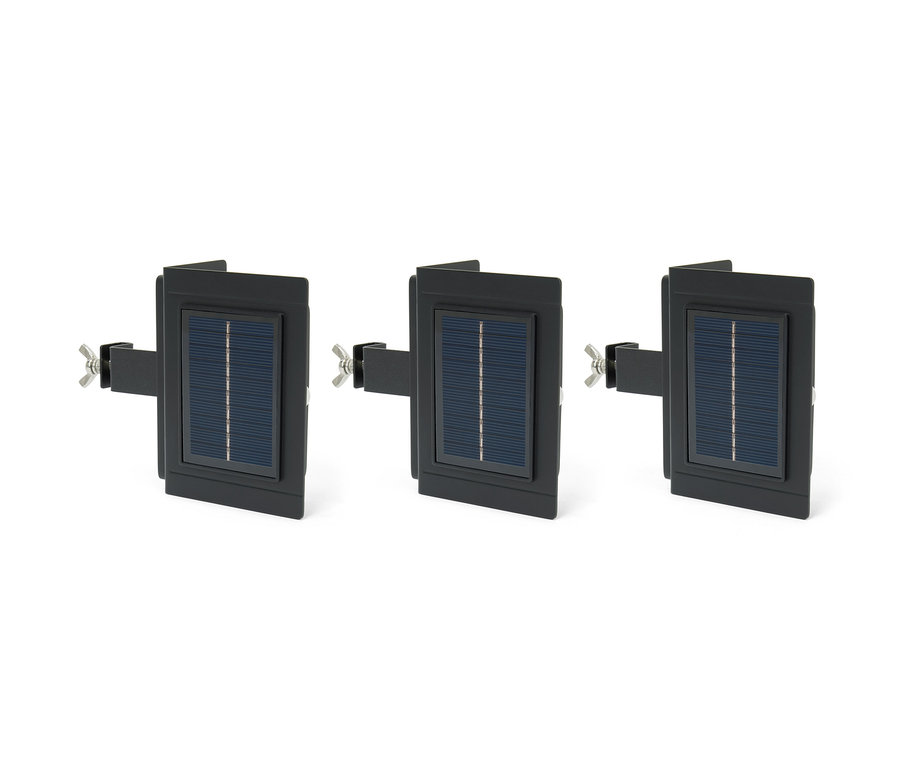 Tri solárne svietidlá na strešné žľaby.