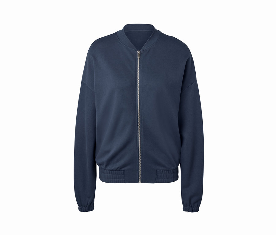 Tmavomodrá mikina so zipsom v strede.