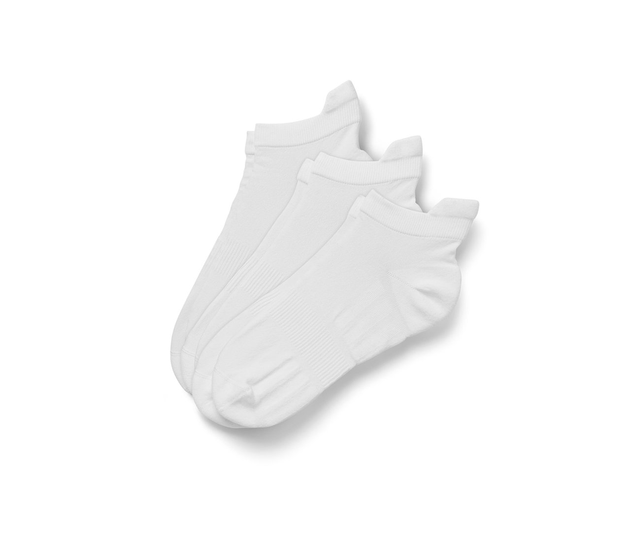 Na obrázku sú tri páry bielych športových ponožiek.