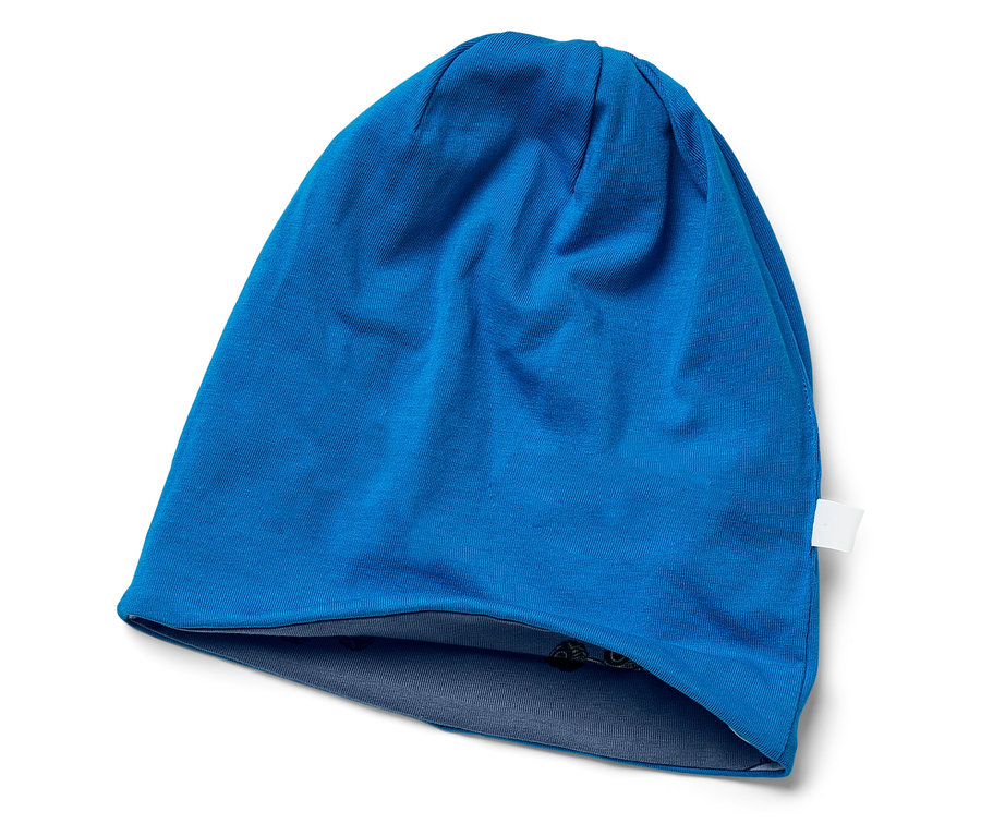 Modrá pletená čiapka leží na bielom pozadí.