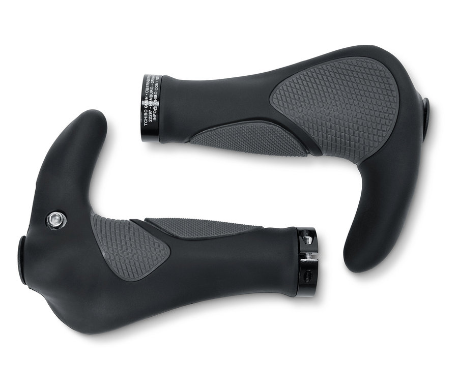 Dve rukoväte na riadidlá bicykla ležia na bielom pozadí.