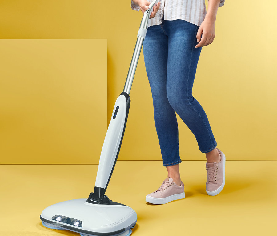 Žena používa elektrický mop na umývanie podlahy.