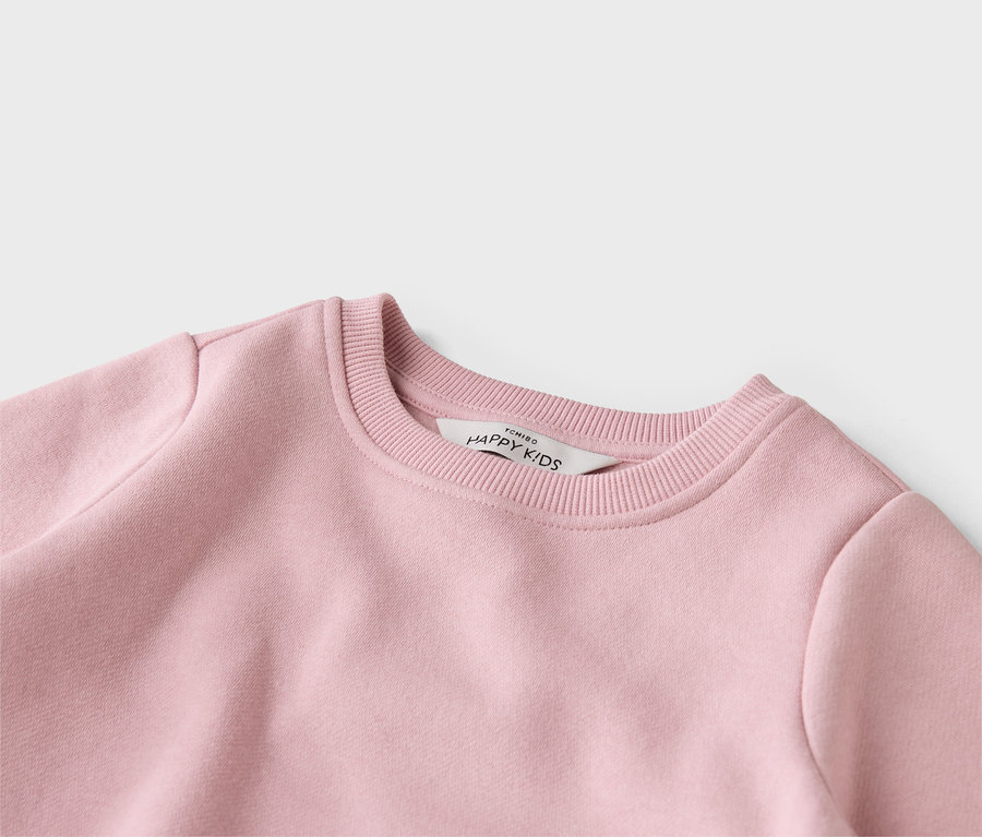Detailný pohľad na ružový pulóver značky Tchibo Happy Kids s rebrovaným okrúhlym výstrihom.