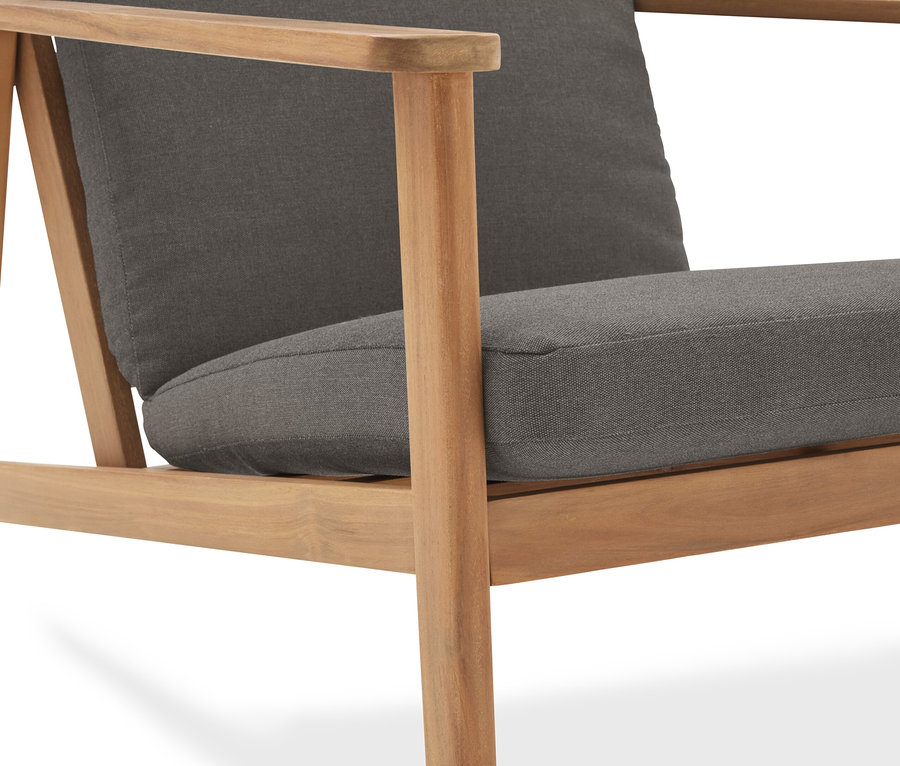 Detailný pohľad na kreslo s dreveným rámom a sivým čalúnením.