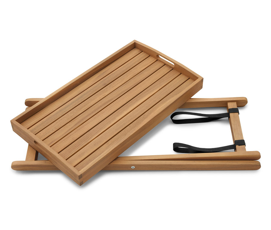 Drevená tácka leží na zloženej drevenej tácke.