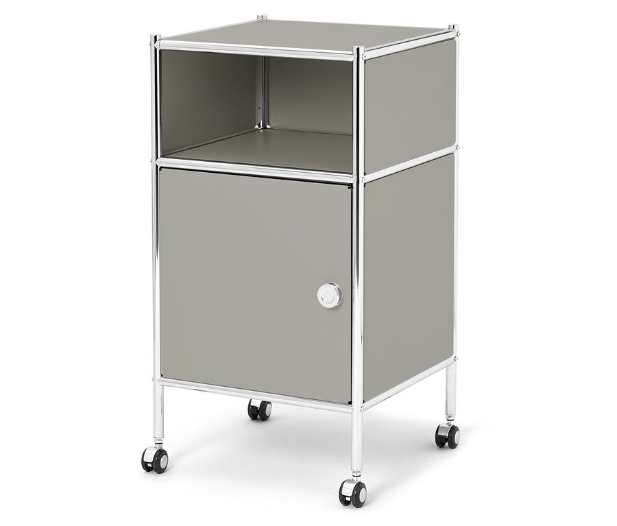 Sivý nočný stolík s dvierkami a kolieskami.