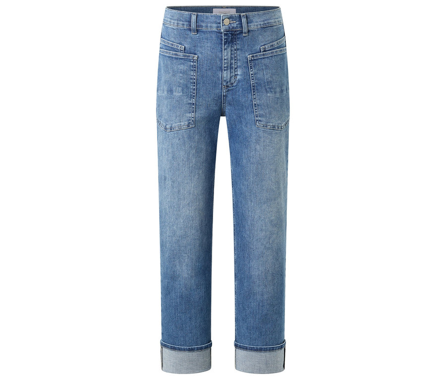 Svetlomodré džínsy s vyhrnutými lemami a našitými vreckami.