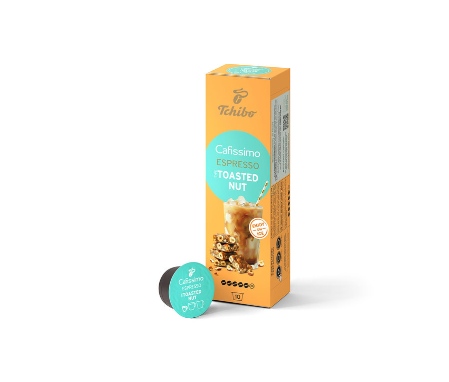 Oranžové balenie Tchibo Cafissimo Flavoured Espresso - Toasted Nut - 10 kapsúl s obrázkom ľadovej kávy a jedna samostatná kapsula.