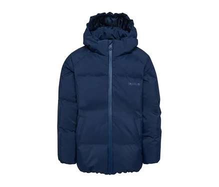 Modrá bunda hummel® HMLJR All Weather Puffer Jacket s kapucňou a zipsom, s logom hummel® na pravej hrudi.