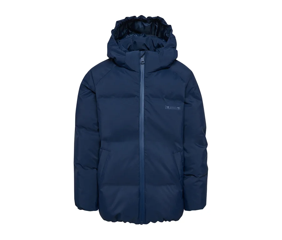 Modrá bunda hummel® HMLJR All Weather Puffer Jacket s kapucňou a zipsom, s logom hummel® na pravej hrudi.