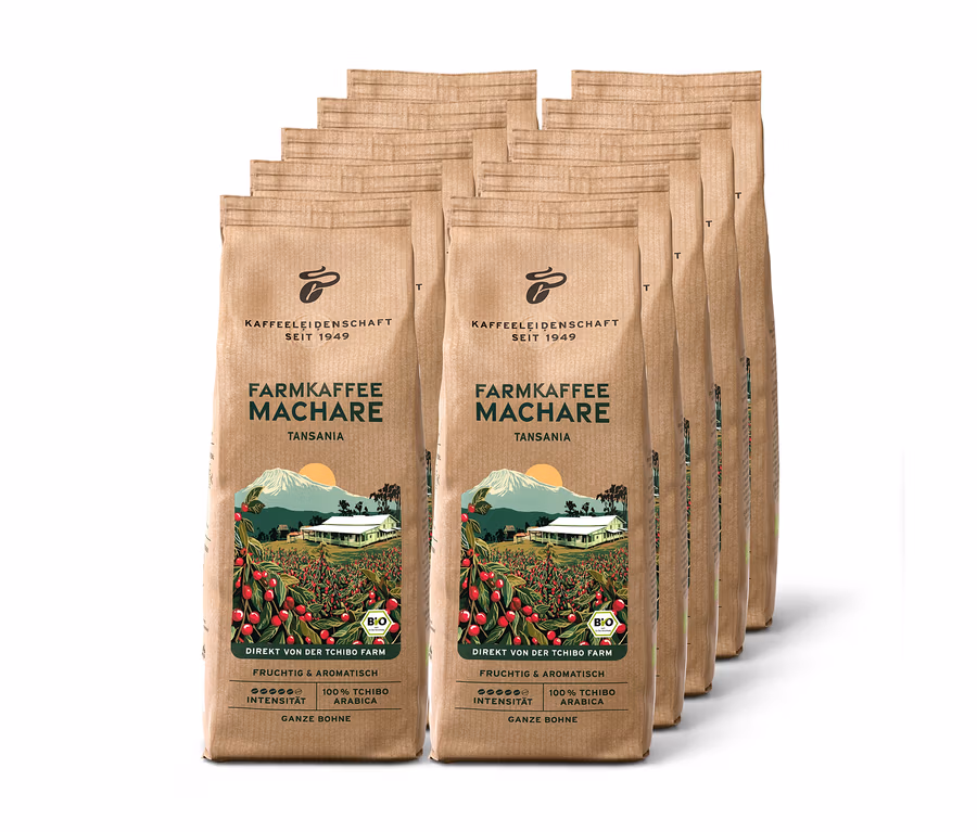 Desať hnedých balení zrnkovej kávy Farmkaffee Machare z Tanzánie, s grafikou kávovej plantáže.