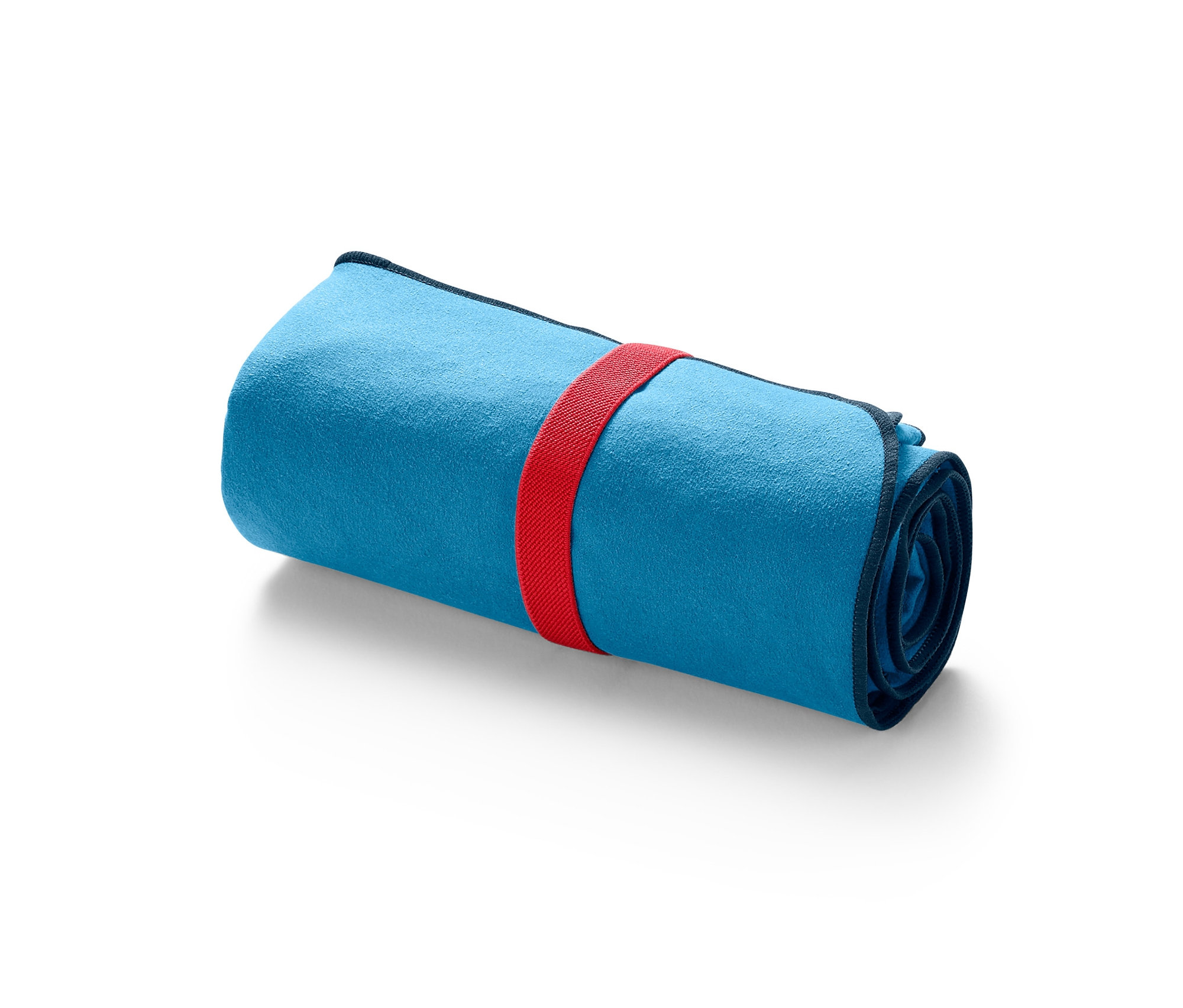 Modrá zrolovaná osuška z mikrovlákna s červeným popruhom.