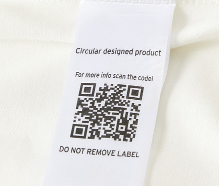 Detail body pre bábätká s možnosťou prispôsobenia veľkosti s QR kódom na štítku.