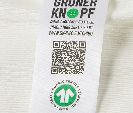 Detail štítku s logom a certifikáciou organickej bavlny na body pre bábätká s možnosťou prispôsobenia veľkosti, 5 ks.