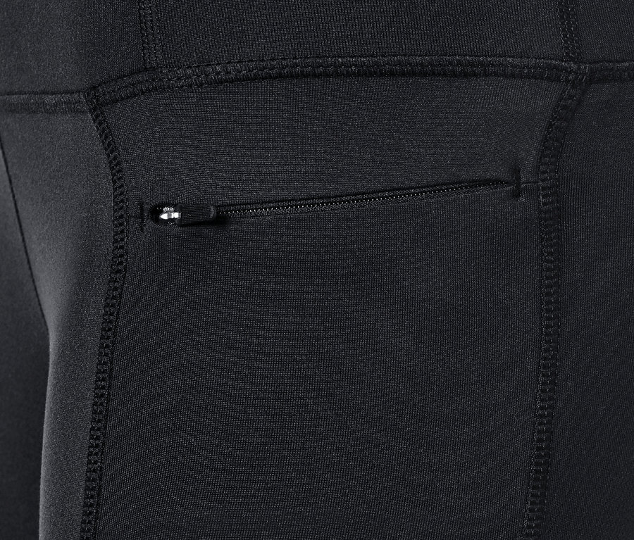 Detail funkčných turistických legín s vreckom na zips.