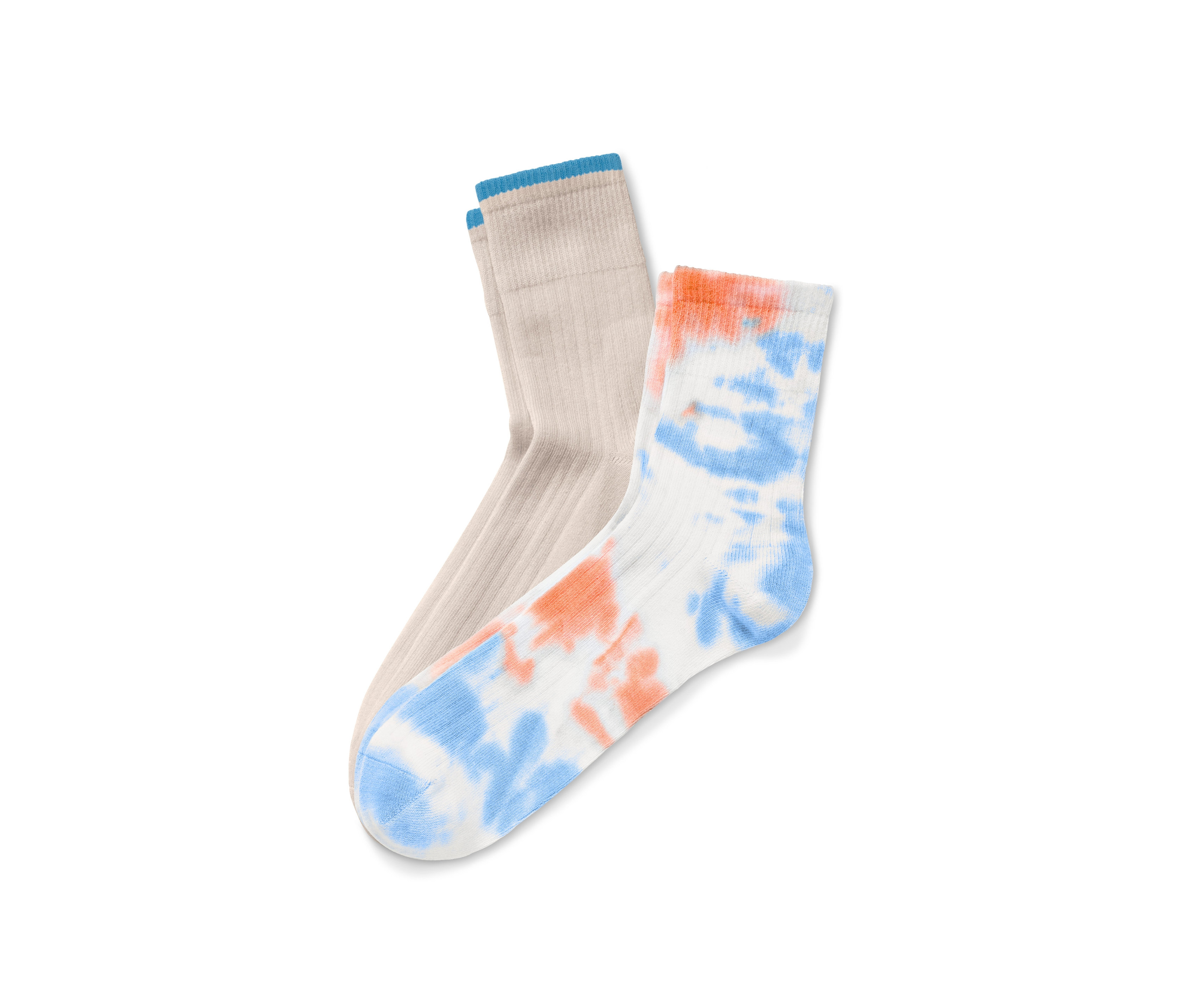 Dva páry ponožiek: jedny béžové s modrým lemom a druhé biele ponožky s oranžovo-modrou batikovanou potlačou.