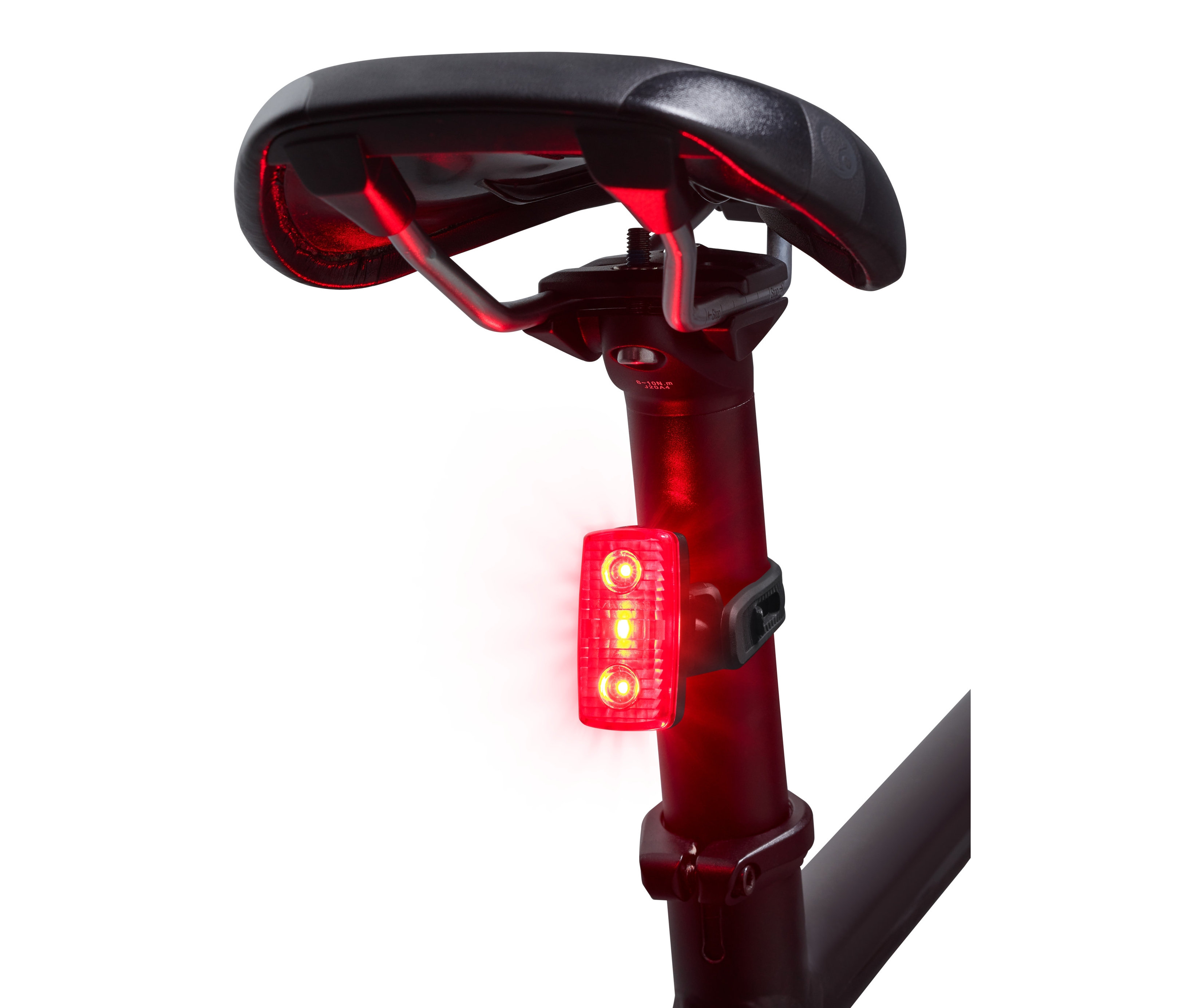 Detail zadného svetla na bicykel s funkciou brzdového svetla, upevneného pod sedadlom bicykla.