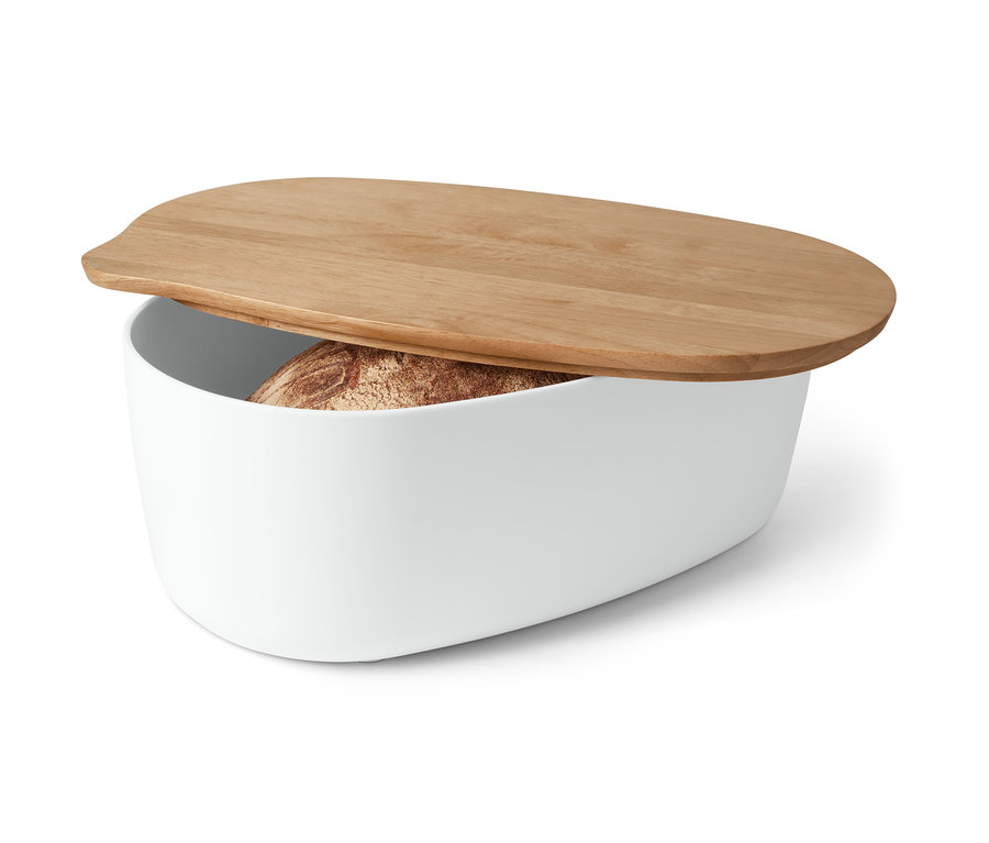 Chlebovnica s doskou na krájanie. Vnútri je chlieb.